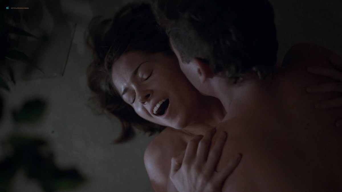 Сара Линд грудь