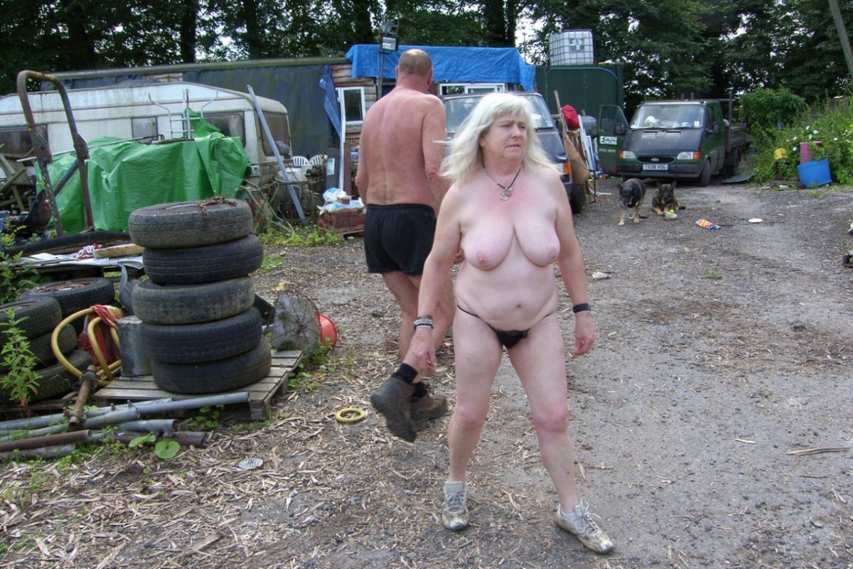 Дедушка и бабушка без трусов