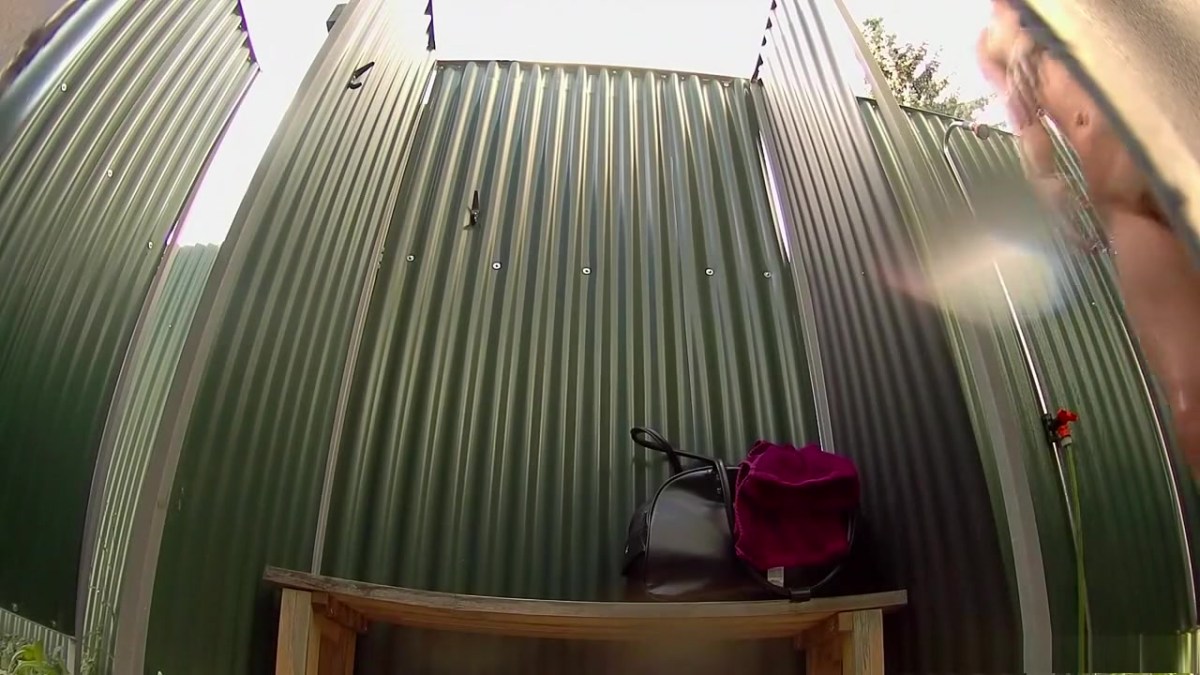 Женщины в пляжных кабинках