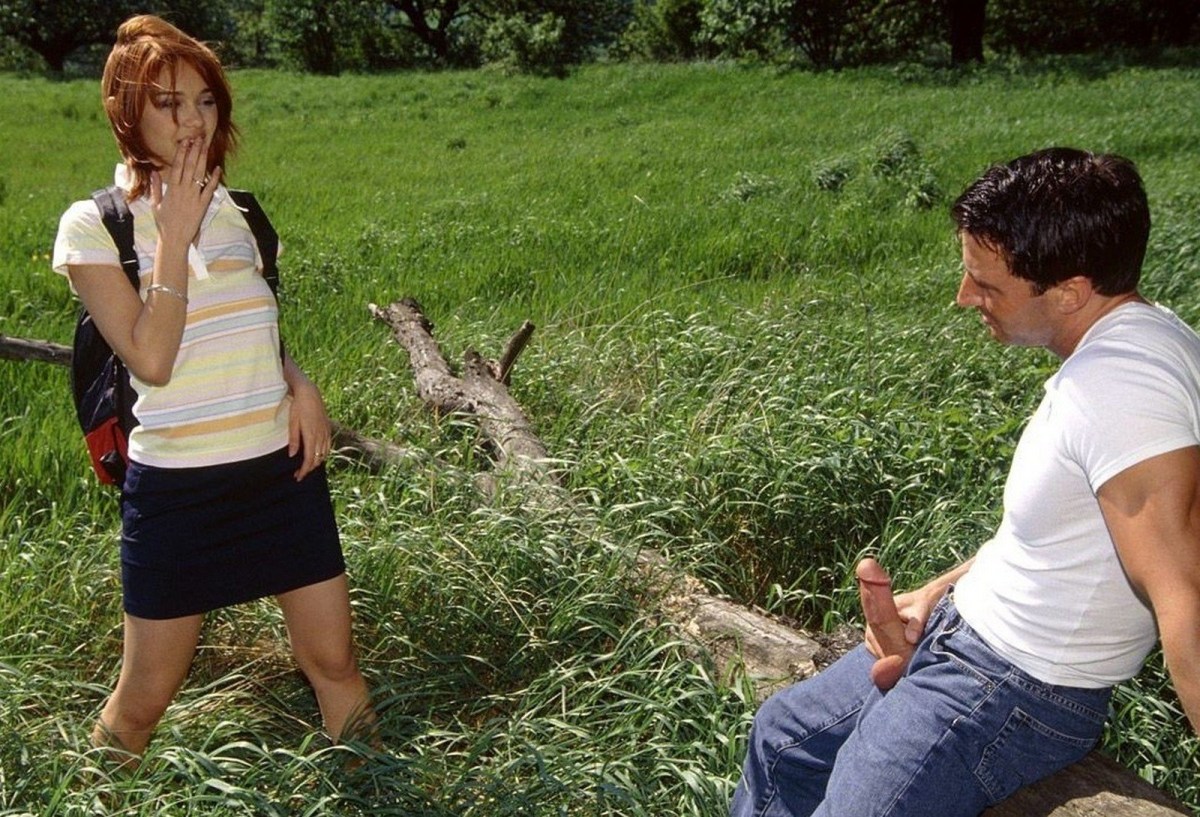 Парень онанирует на природе