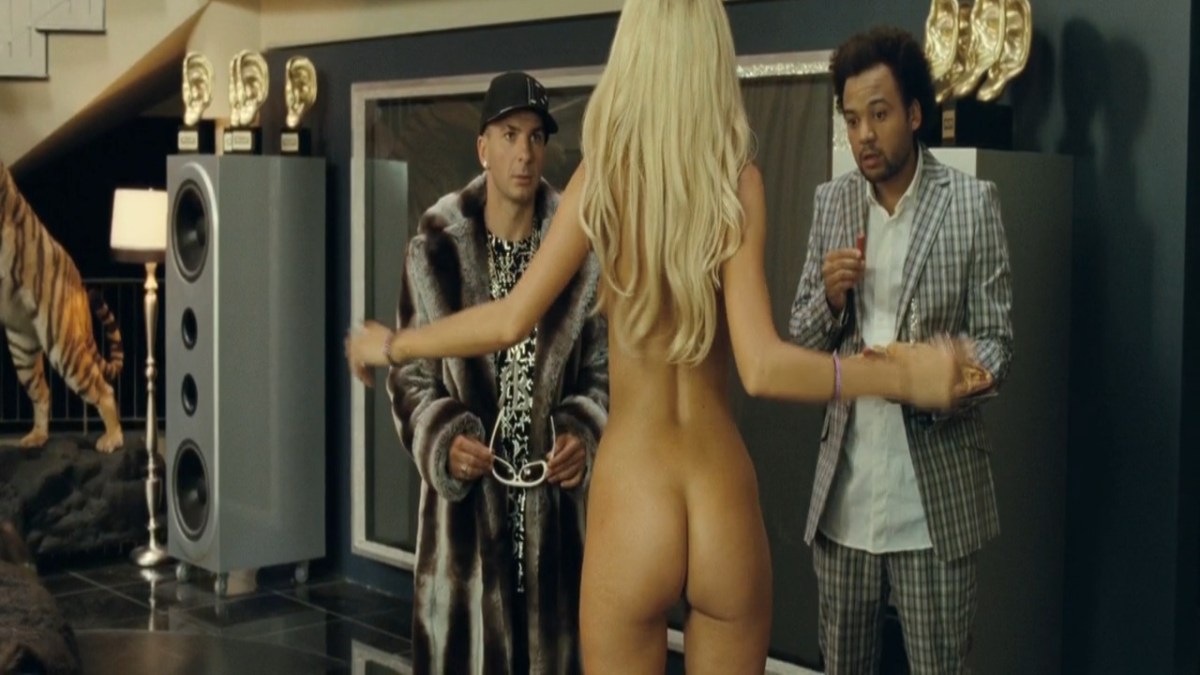 Канадская порномодель Изабель Лукас попа крупным планом