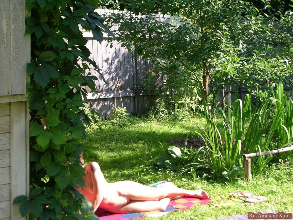 Загорает на даче