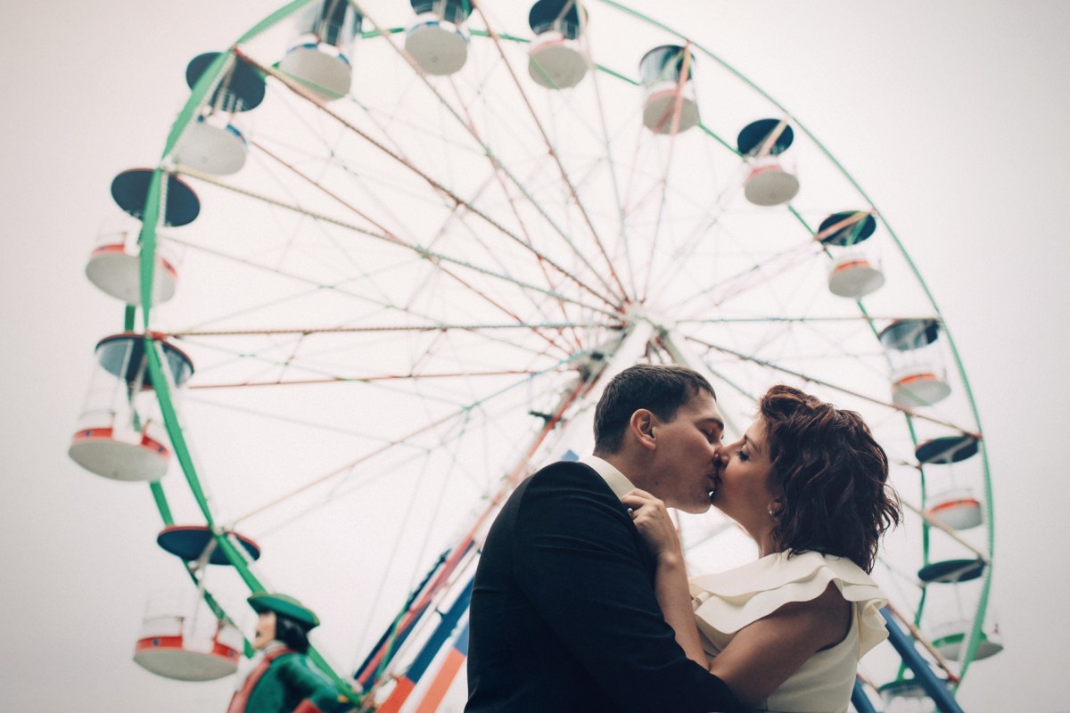 Колесо обозрения с людьми