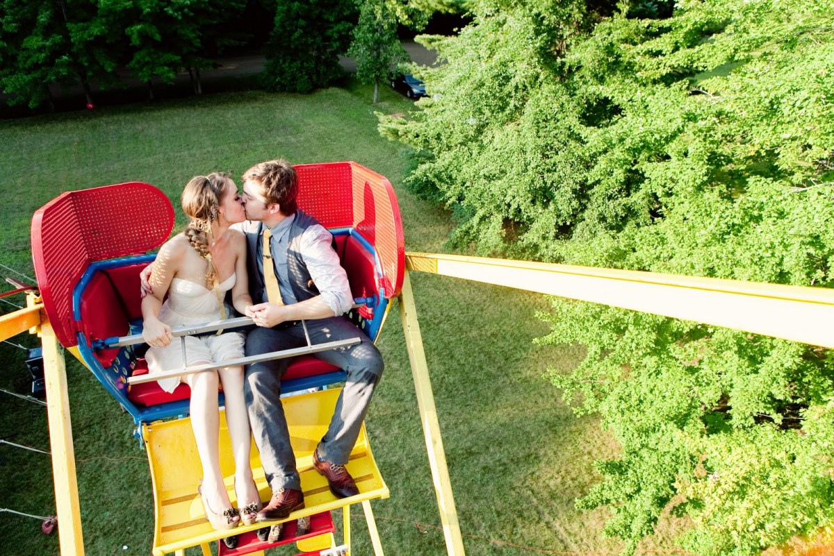 Голая в парке аттракционов