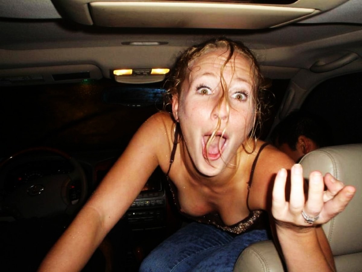 Под юбкой без трусов на лестнице