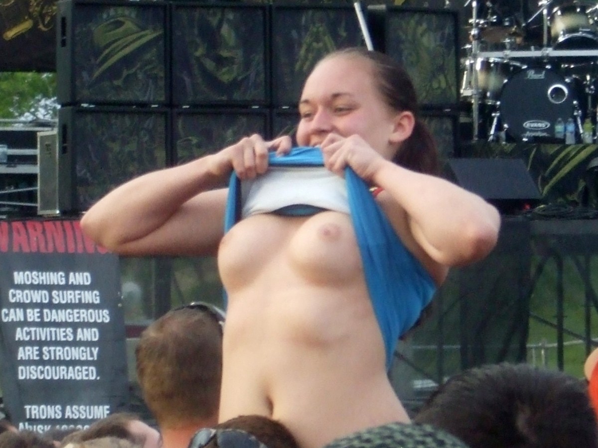 Под юбкой в общественных местах