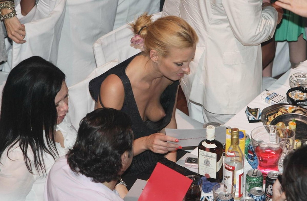 Большие груди на публике