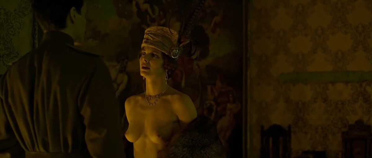 Элизабет Хёрли голая анал