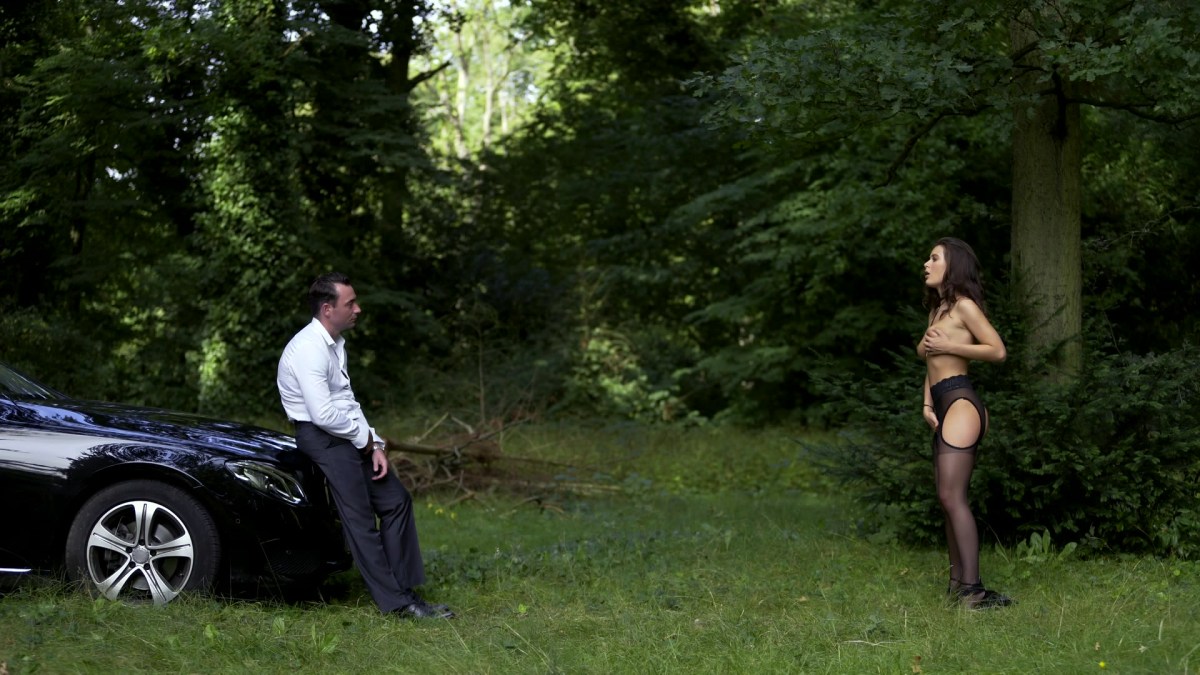 Анал на улице возле машины