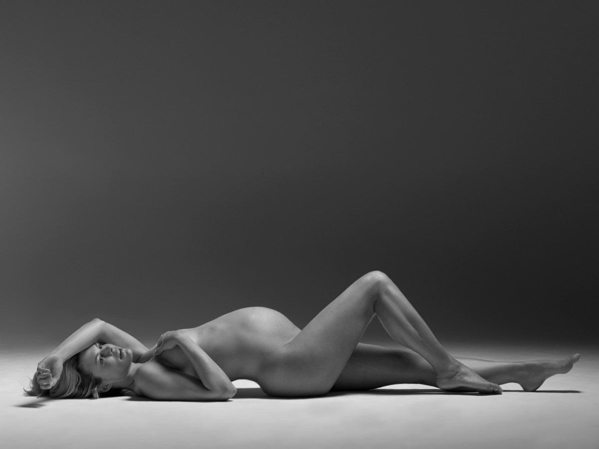 Беременная фотомодель ню