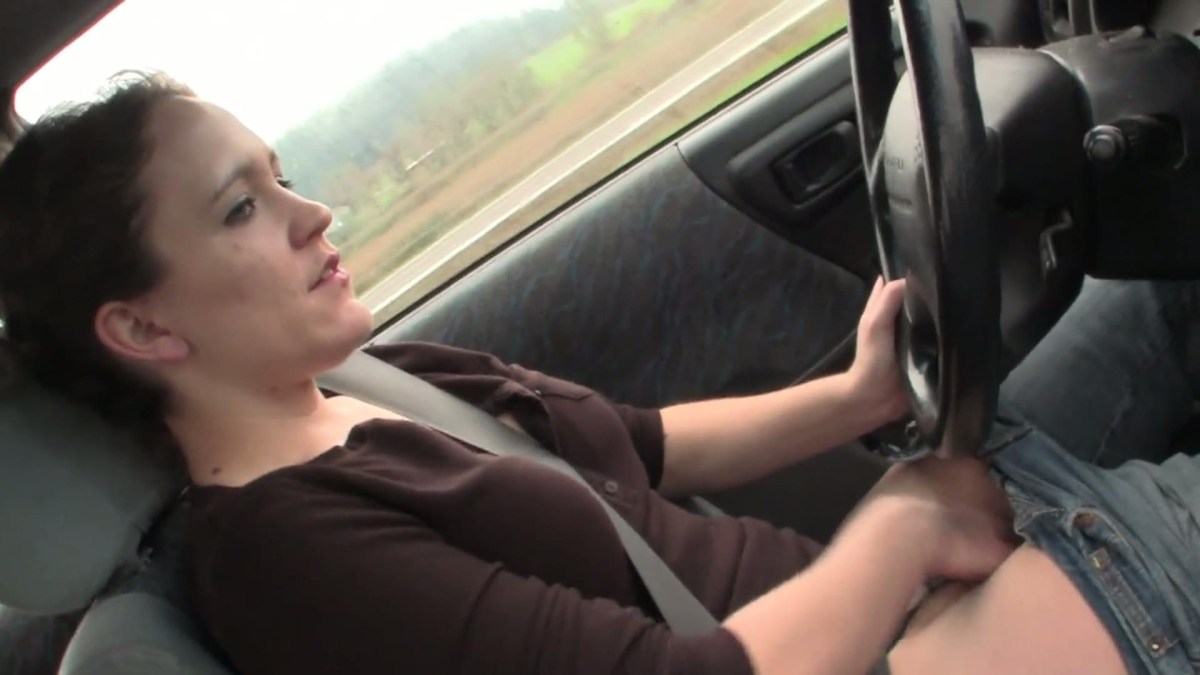 Мастурбация в машине за рулем