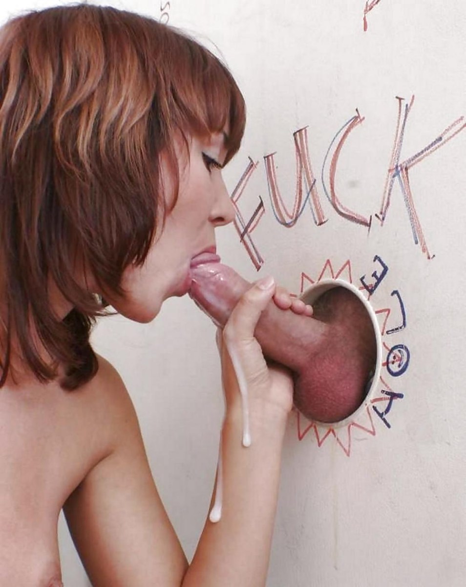 Отсосала через дырку в стене