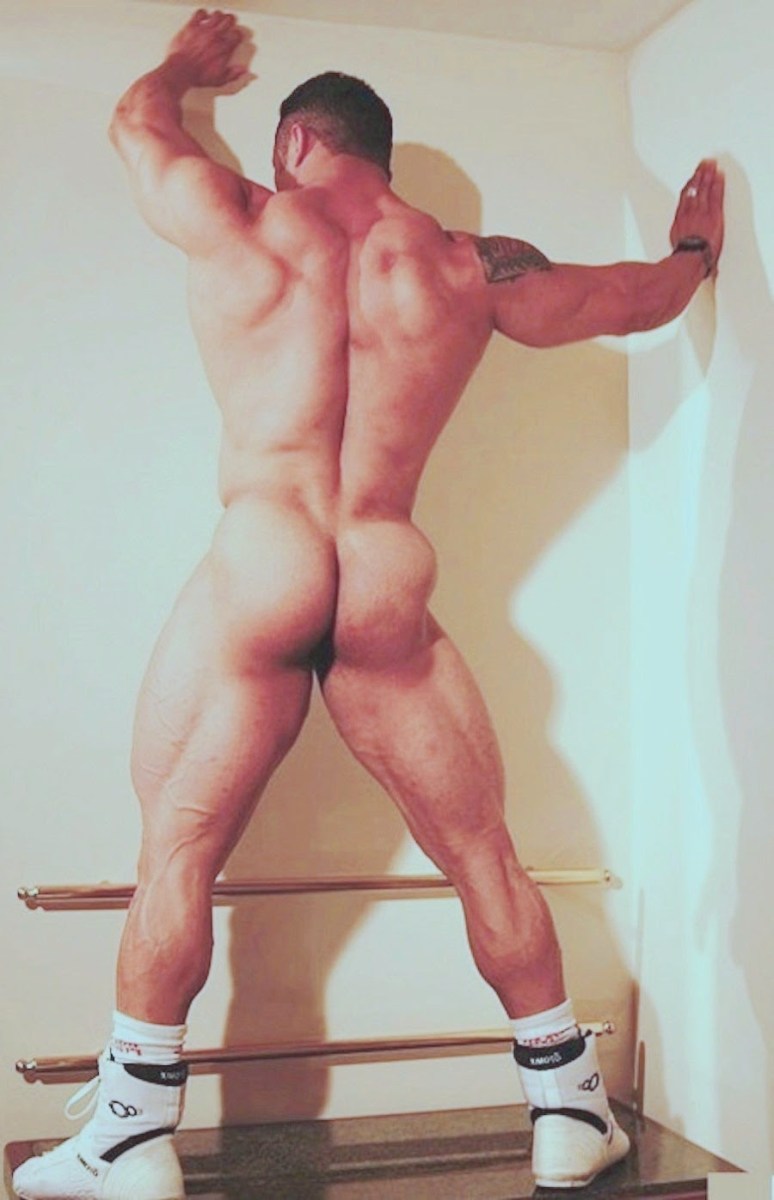 Мускулистые мужские попки