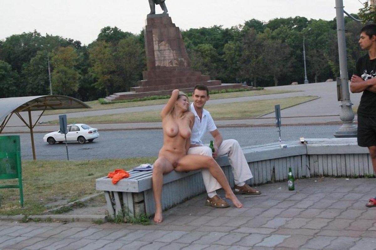 Голые женщины и мужчины в городе