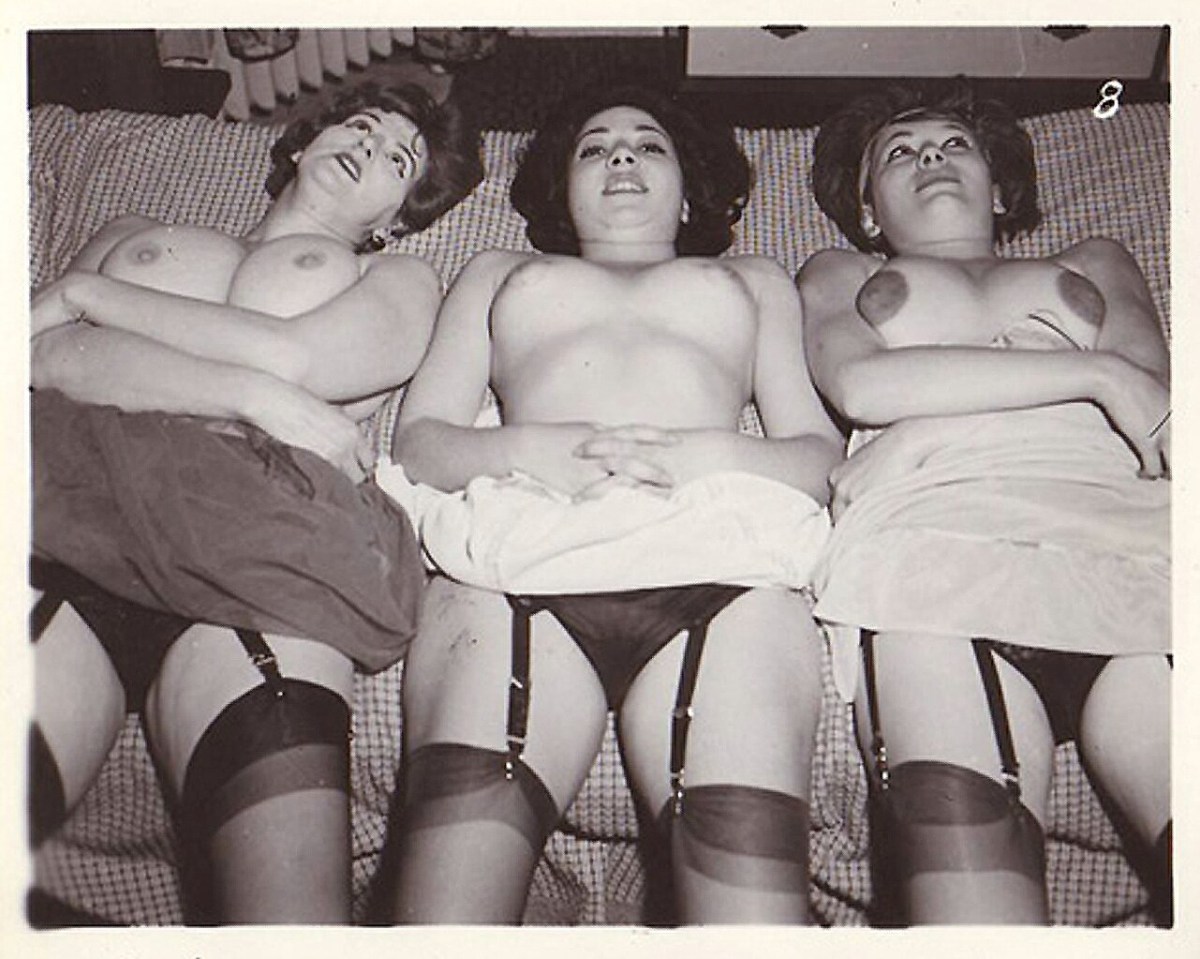 Голые женщины в ретро белье