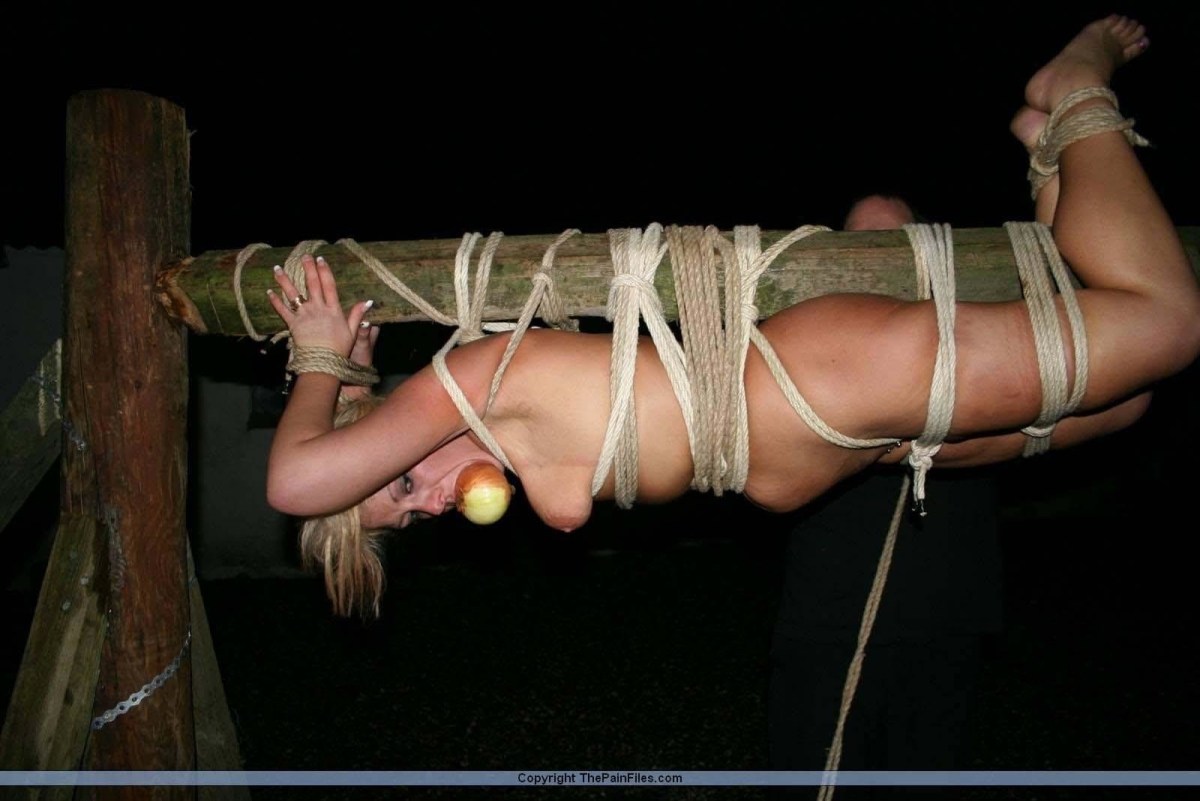 Голой привязали к палке