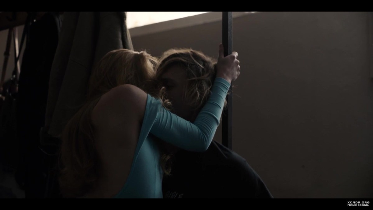 Сериал тьма сиськи Джина Стибиц