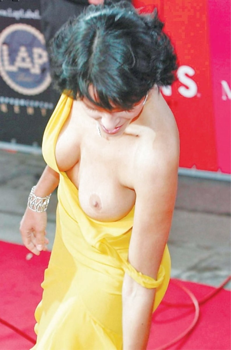 Анастасия Сланевская грудь оголила