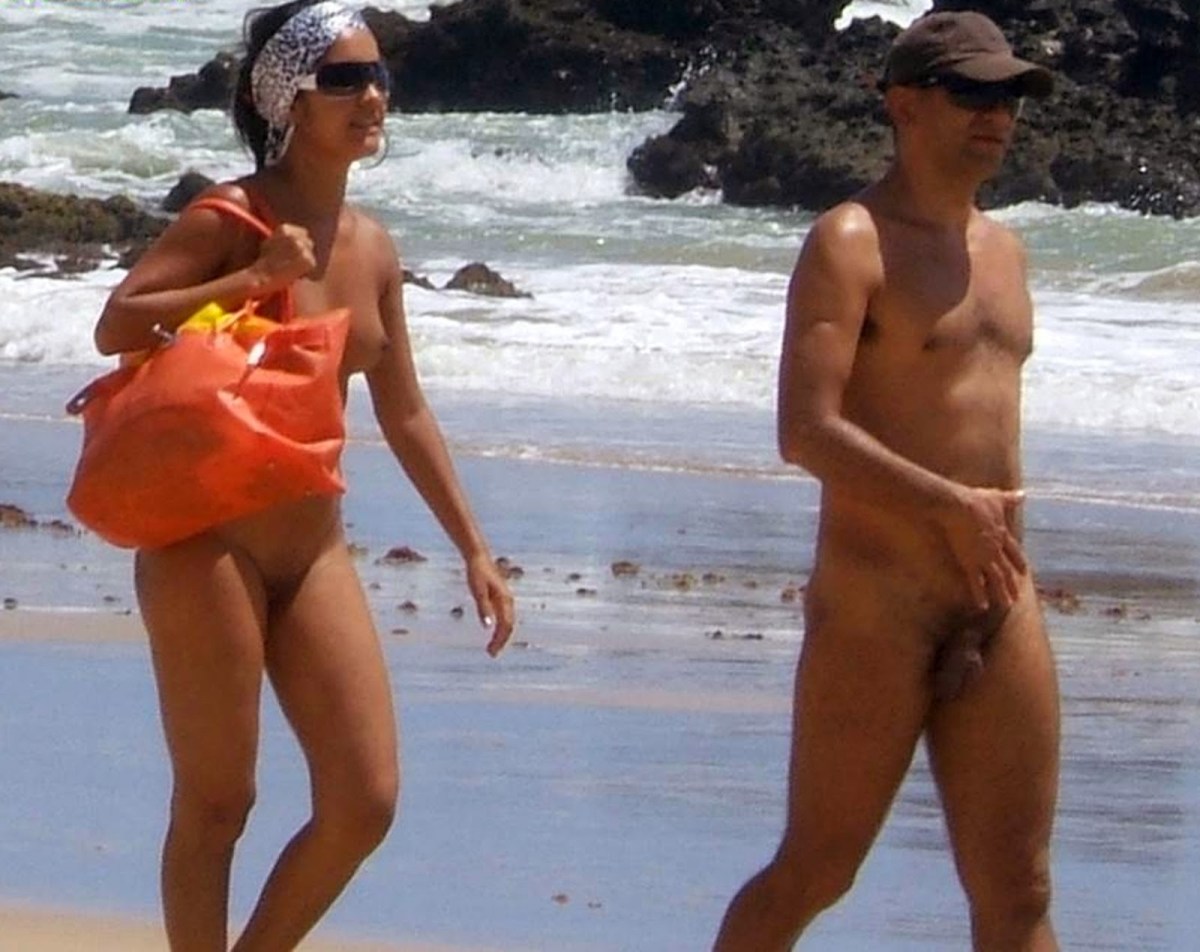 Толпа голых женщин на пляже