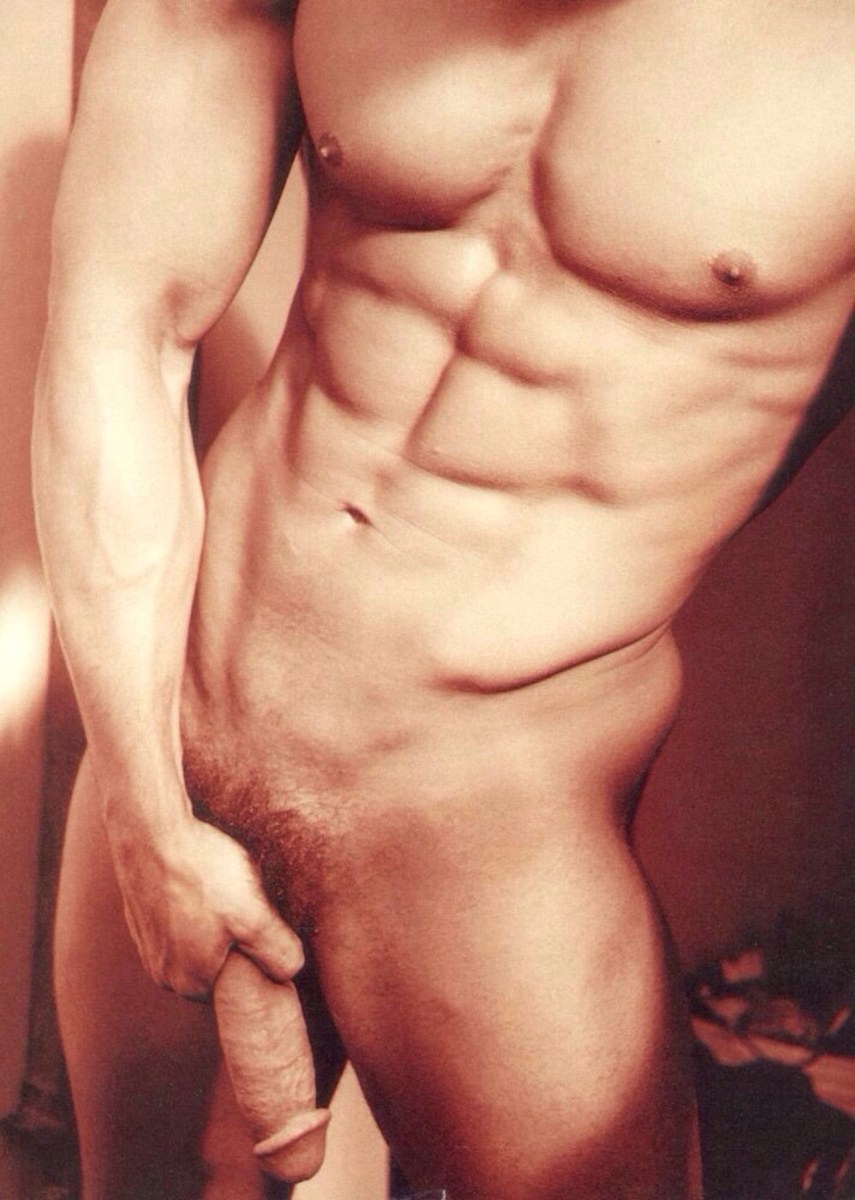 Голое тело мужчины с членом