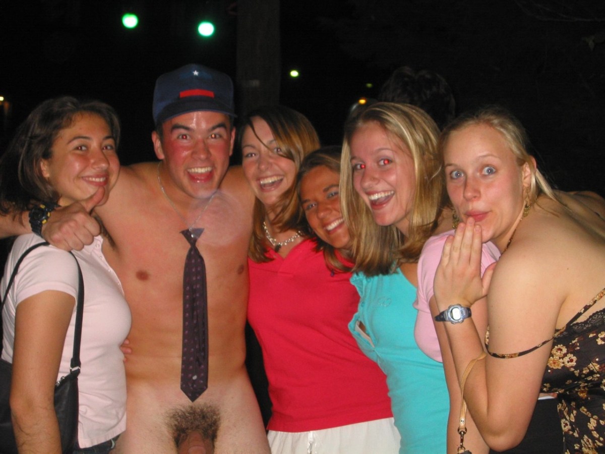 Голая женщина среди голых мужчин