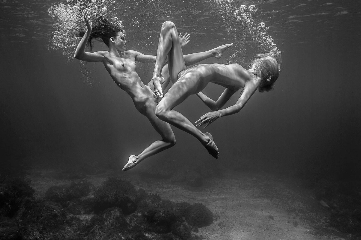 Трансексуал под водой голышом