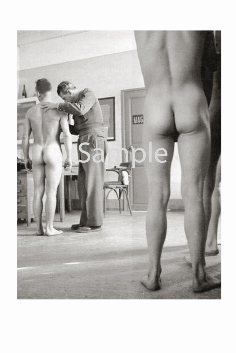 Голые женщины прыгают в воду