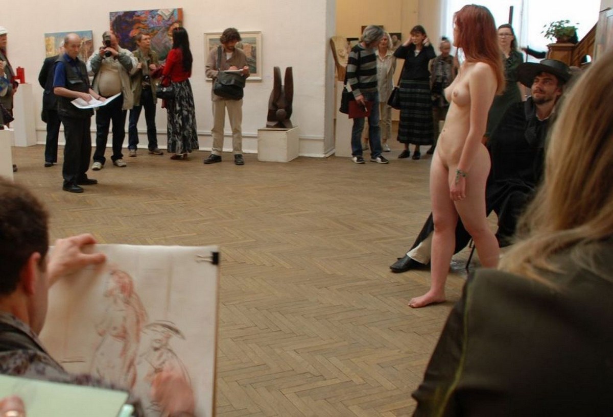 Голая в мастерской художника