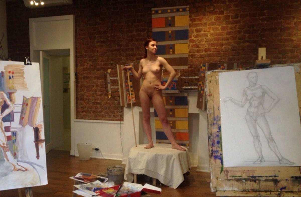 Голые женщины позируют художнику