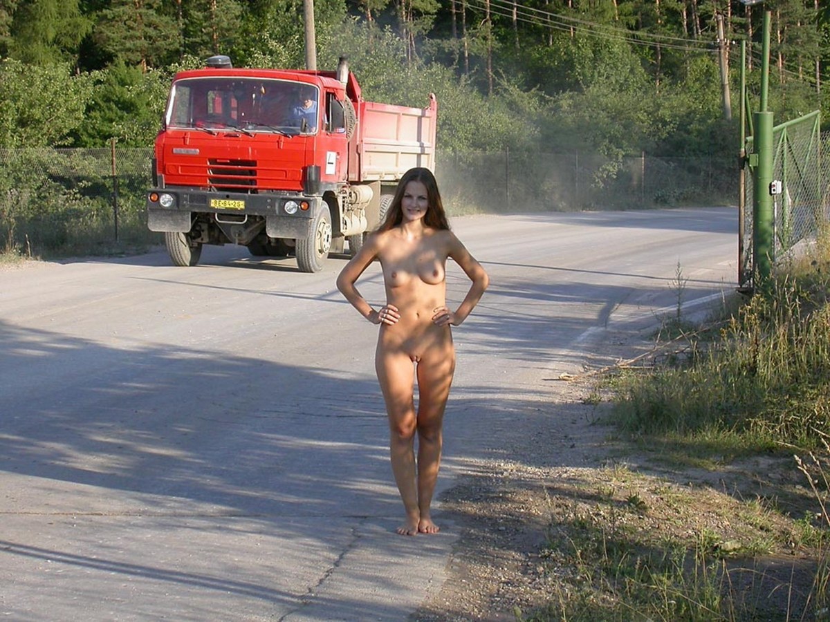 Голые мужики и женщины на улице