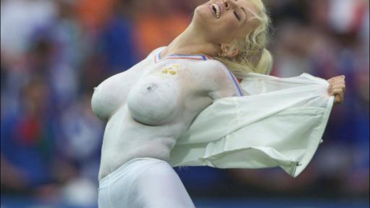 Amia Miley в спортзале на члене