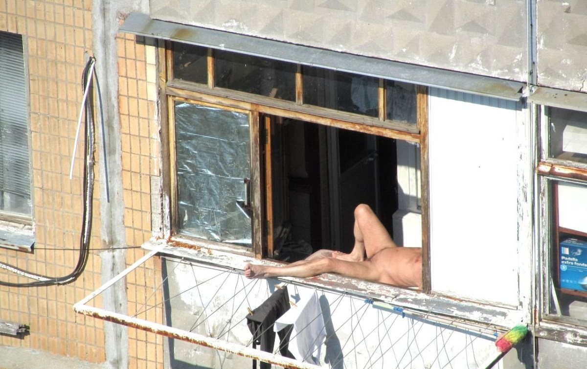 Загорает на балконе