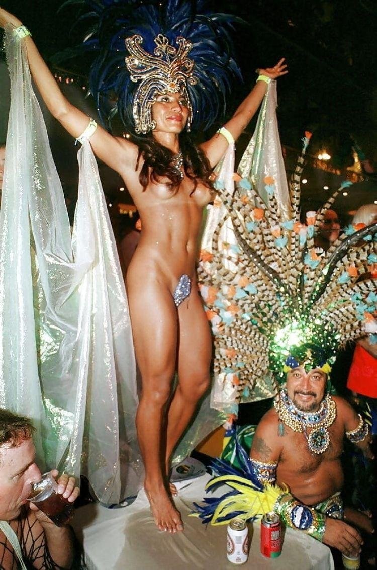 Naked Вивиана Кастро. Карнавал