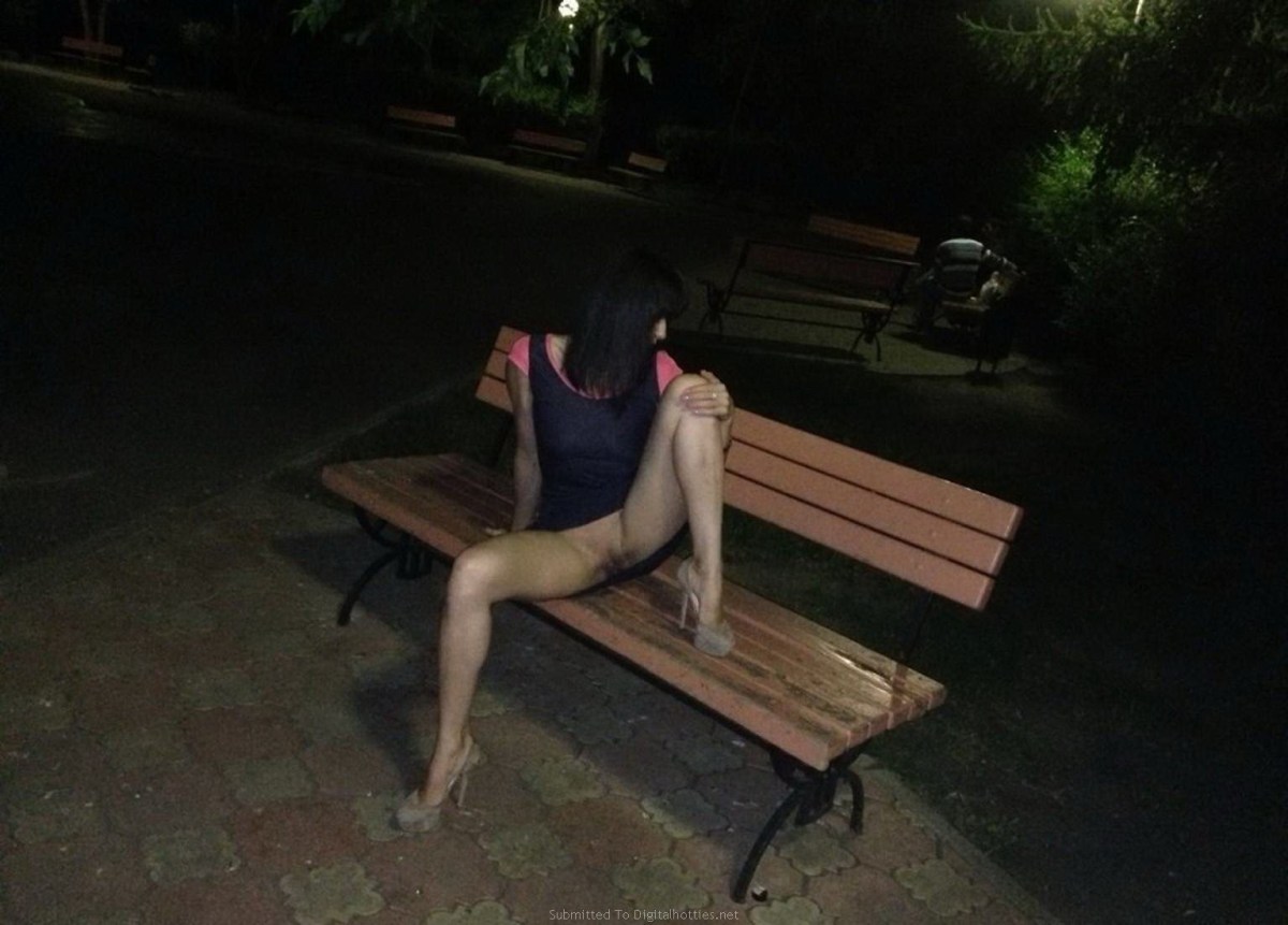 Голые женщины на лавке