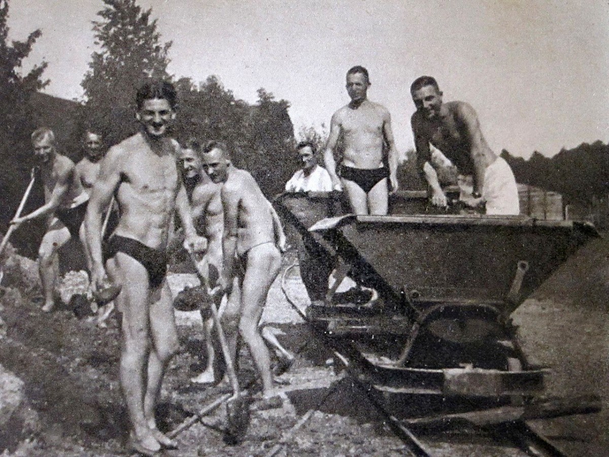Красивые голые парни ретро