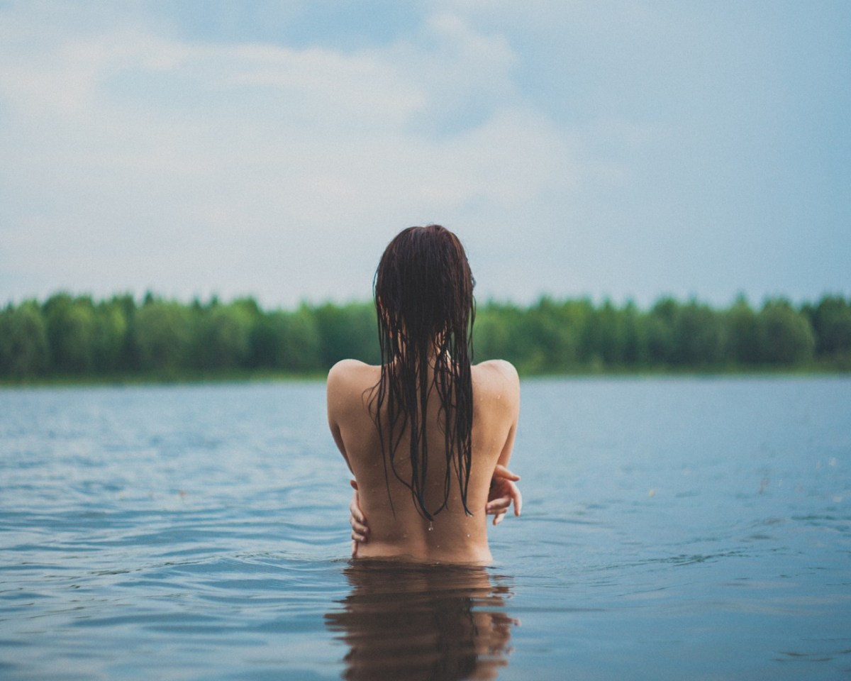 Красивые голые женщины на море