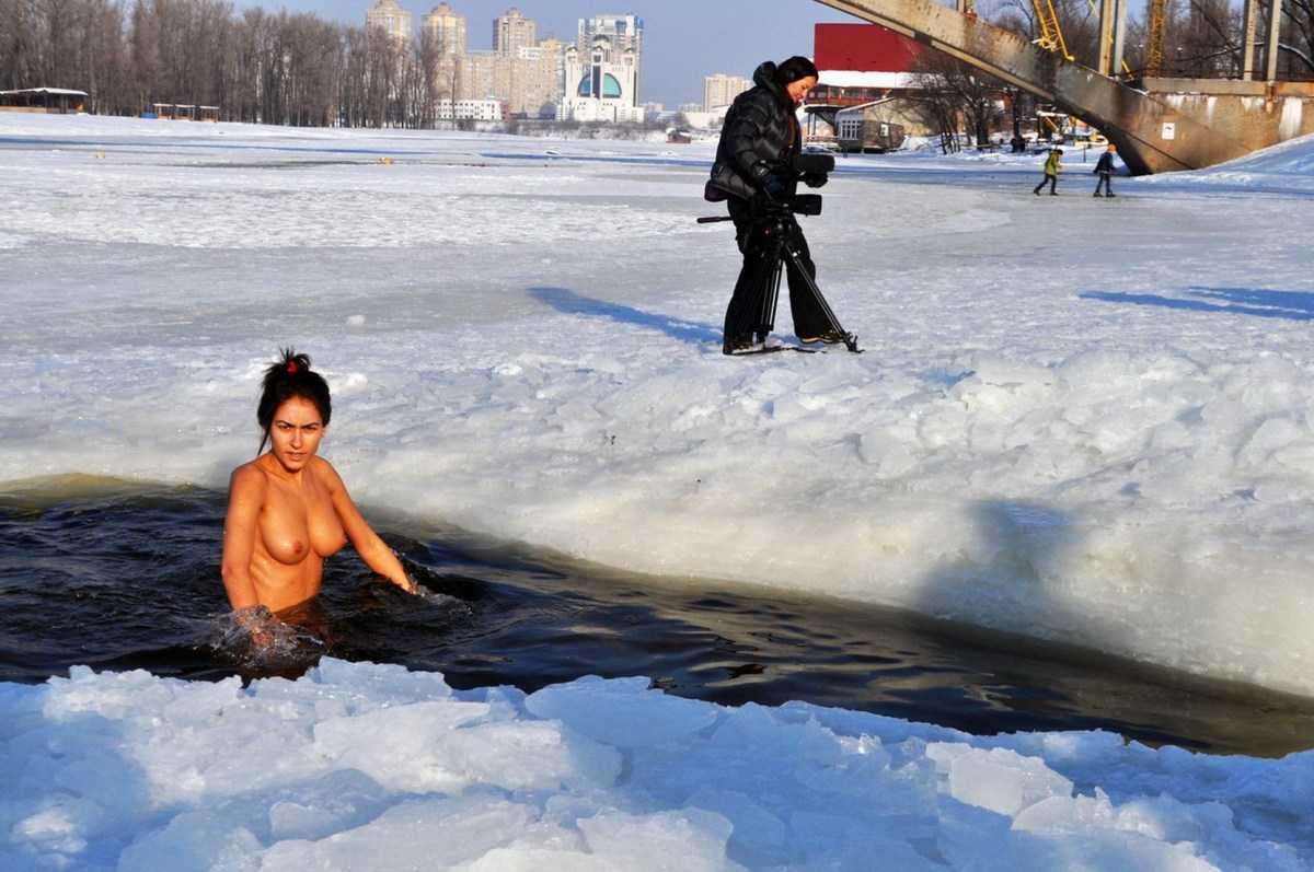 Эротическая фотосессия на снегу