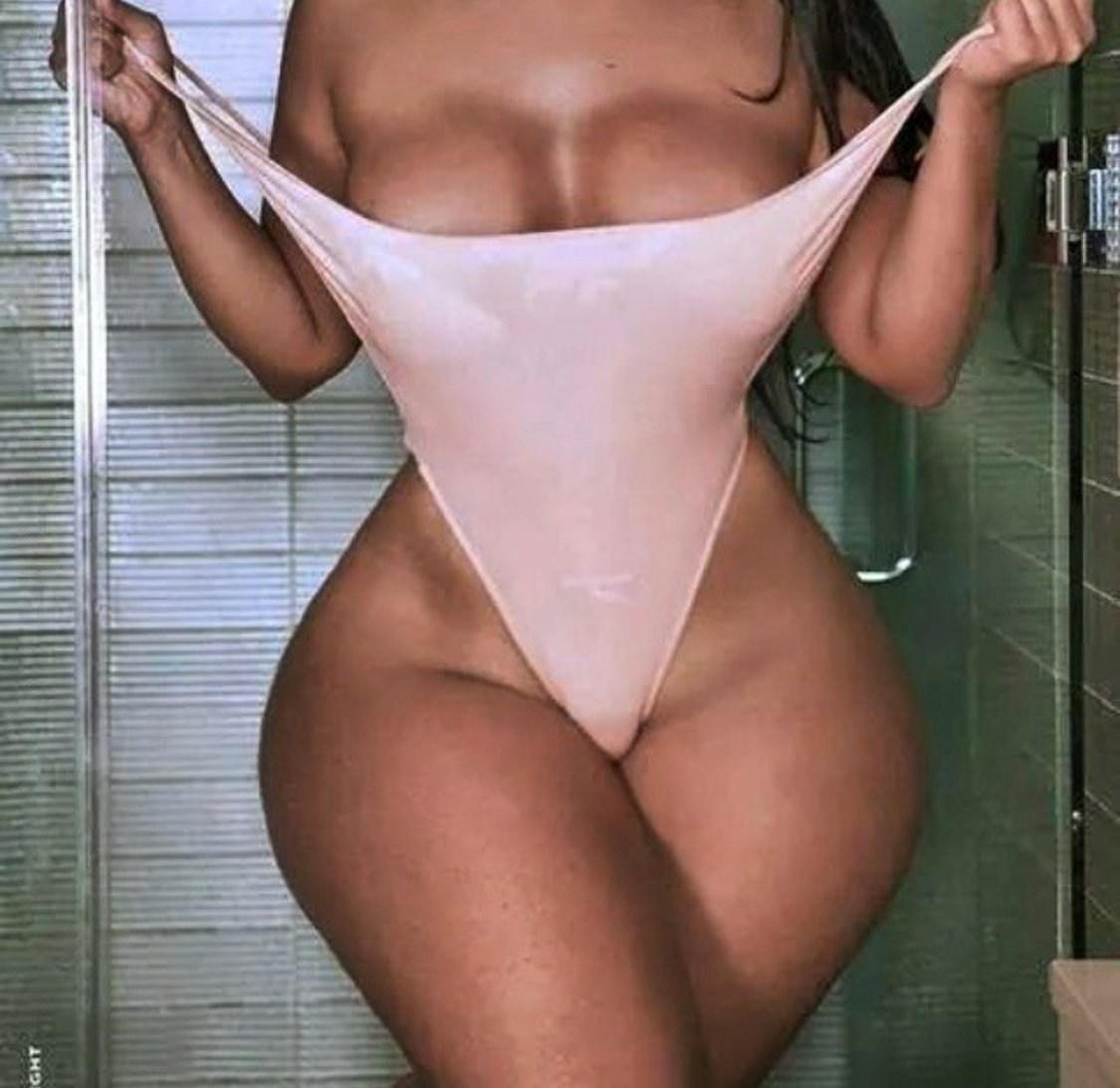 Голые женщины с большими бедрами