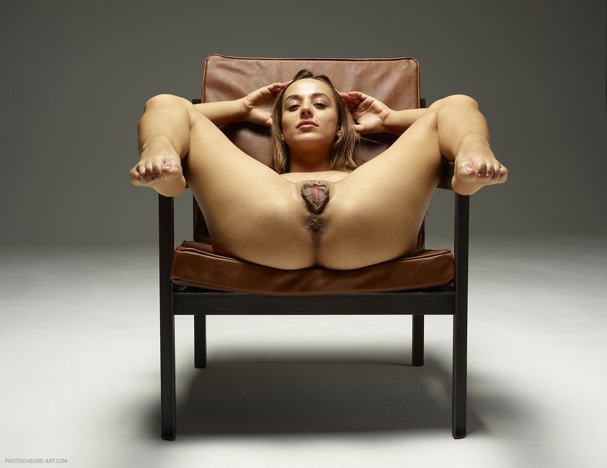 Dominika Chybova Hegre Art на стуле