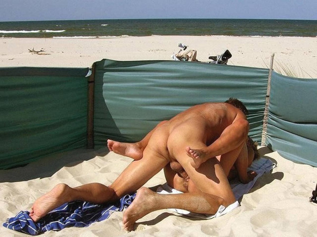 Мужчины на нудийском пляже