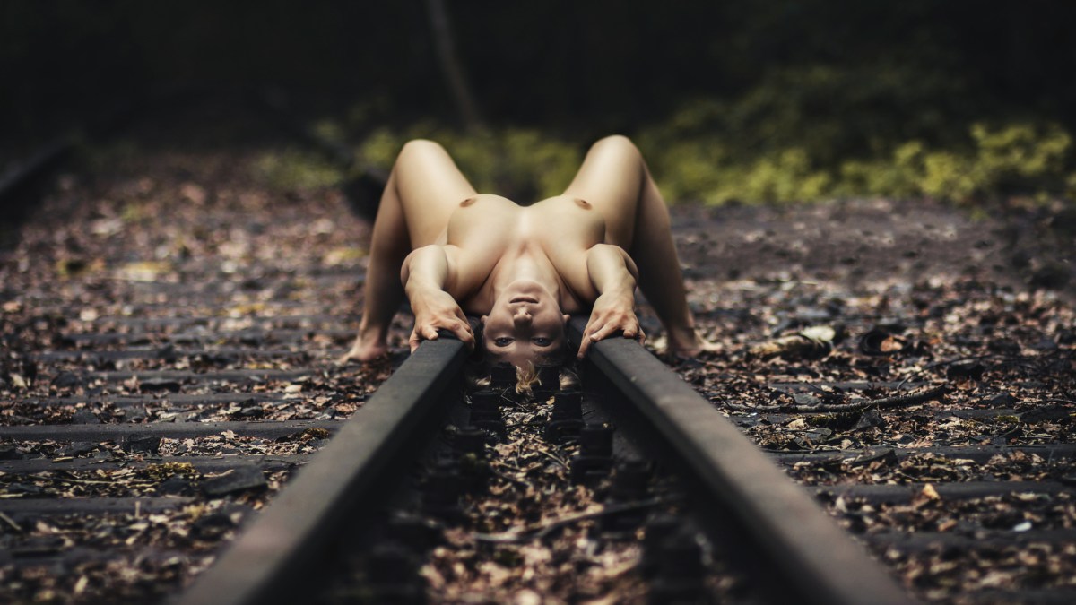 Ню фотосессия на рельсах