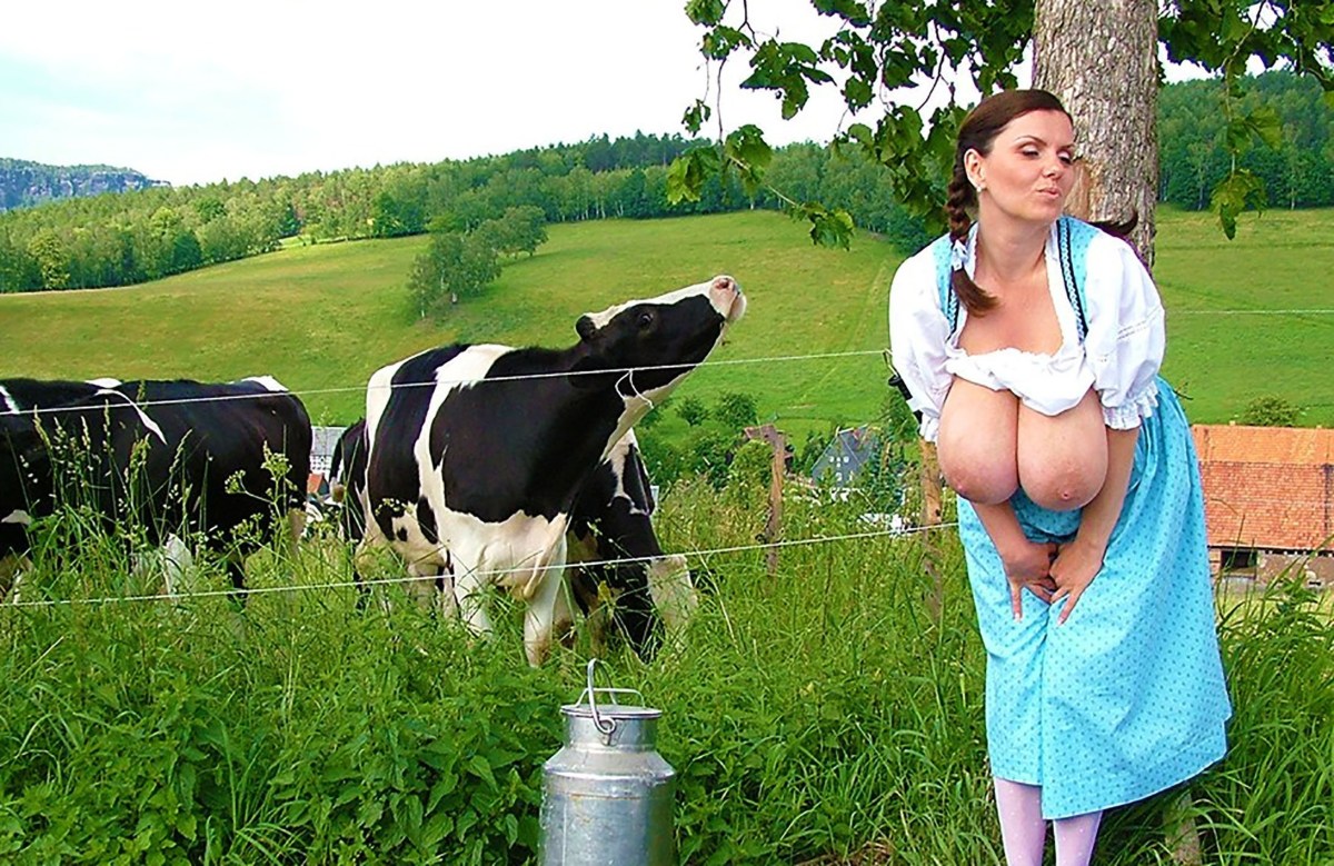 Грудастая девушка в деревне
