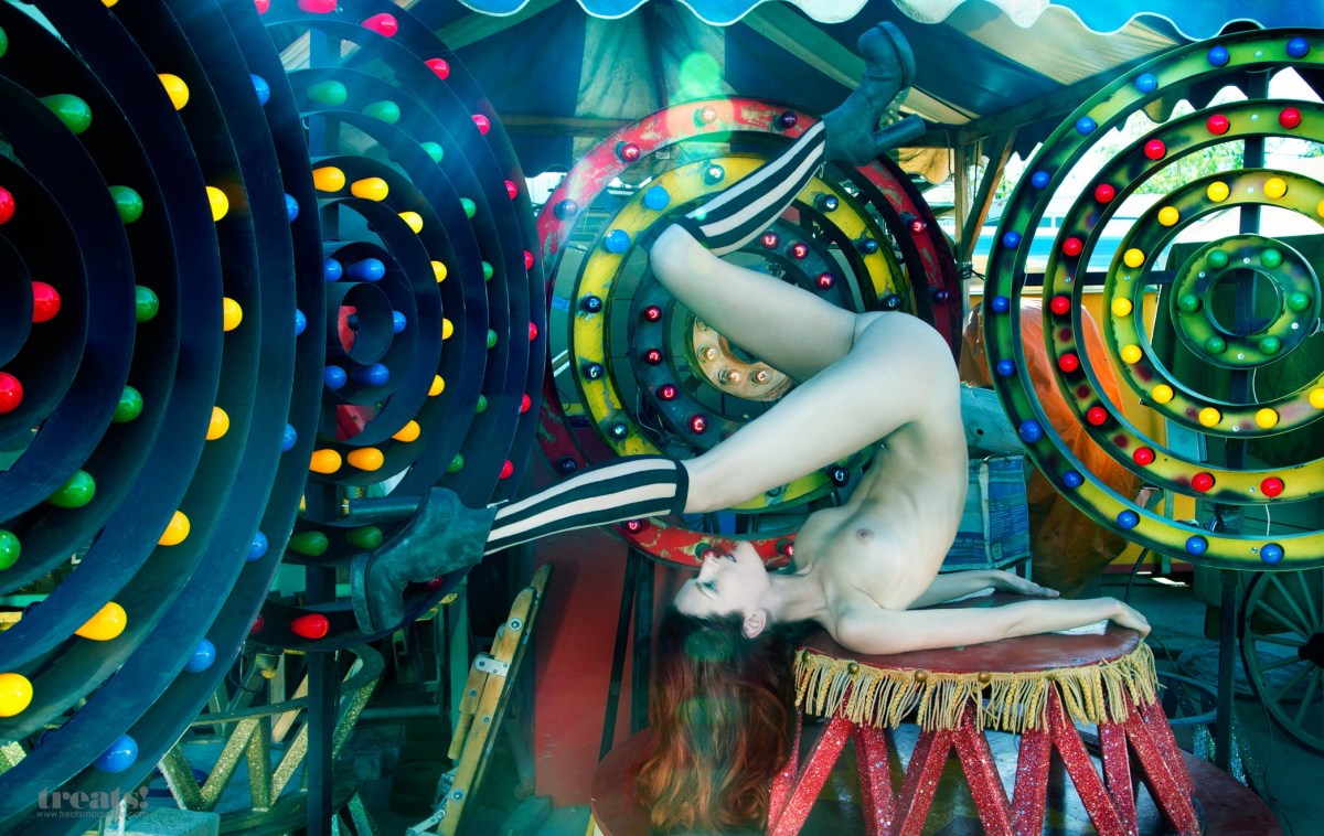 Голые цирковые акробатки