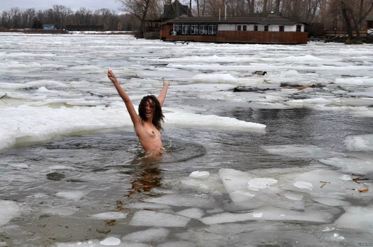 Голые женщины купаются в ледяной воде