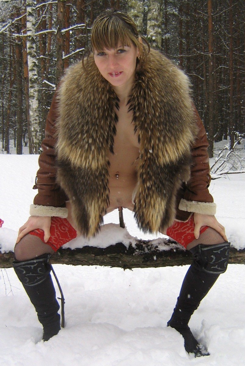 Жена в шубе на голое тело