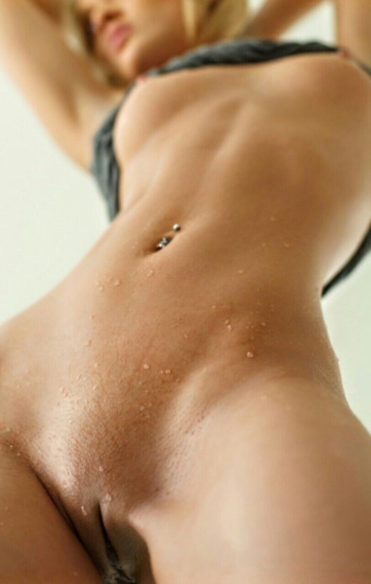 Красивые голые женские животики