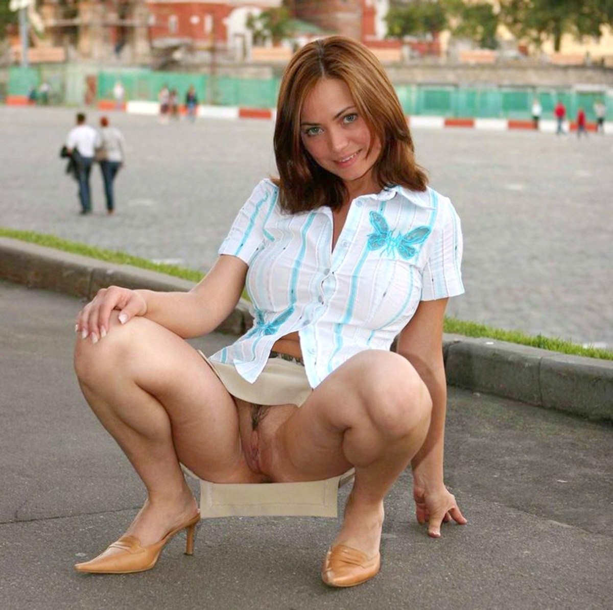 Девушки без трусиков на улице