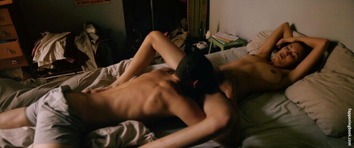 Аоми Муйок в фильме любовь 2015